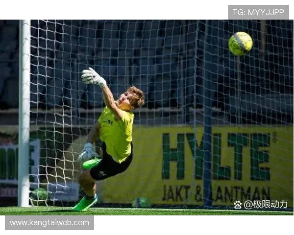 激烈对决引爆全场热情 体育赛事中的经典瞬间与运动员不屈精神