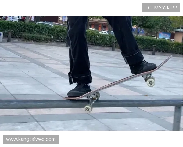 赛后分析:北京滑板队与重庆滑板队的战术意识与团队协作探讨 赛后分析:北京滑板队与重庆滑板队的战术意识与团队协作探讨