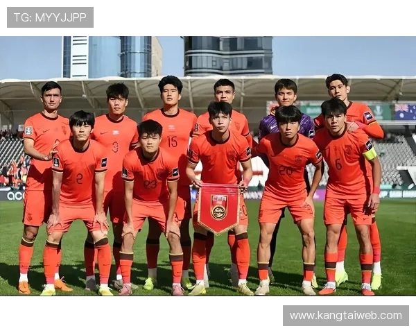 国足主场逆转劲敌全场鏖战九十分钟展现团队拼搏精神